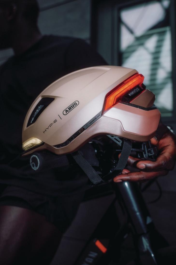 38057_HYP_E_champagne_gold_Lifestyle_SK_83_abus_960