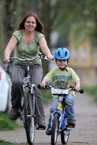 Mutter und Kind auf Fahrrädern
