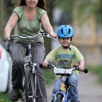 Mutter und Kind auf Fahrrädern