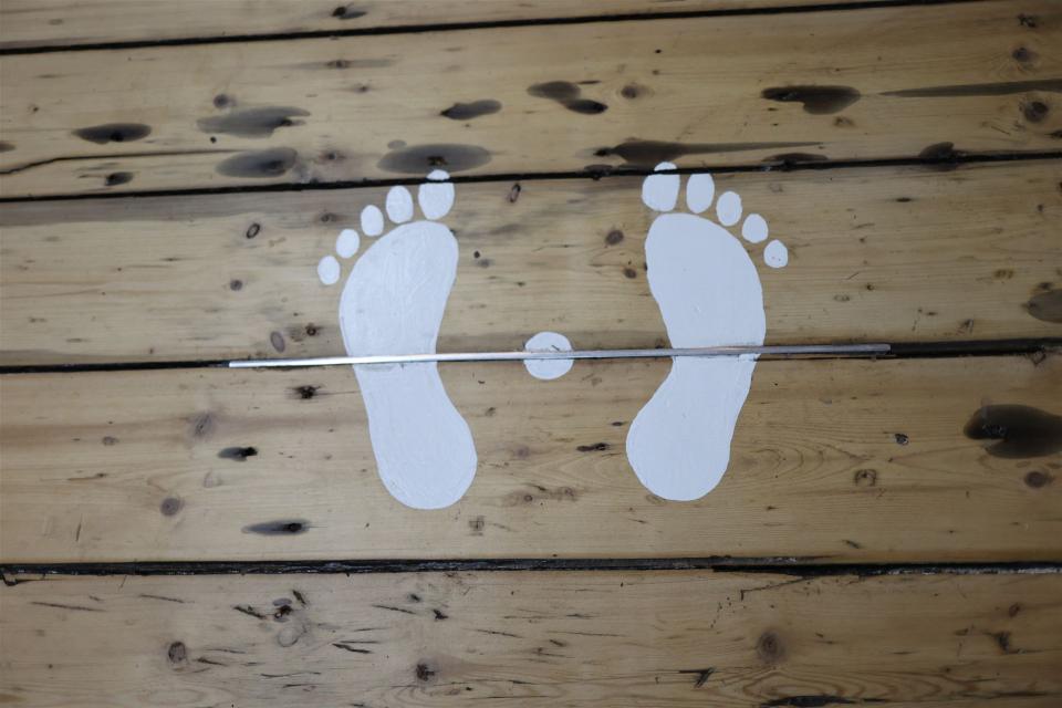 An einer festen Stelle im Ladenlokal positionieren sich die Kunden von Zweirad Anderl, die vermessen werden möchten. 