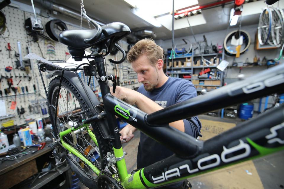 Michael Klein in der Werkstatt von Zweirad Anderl